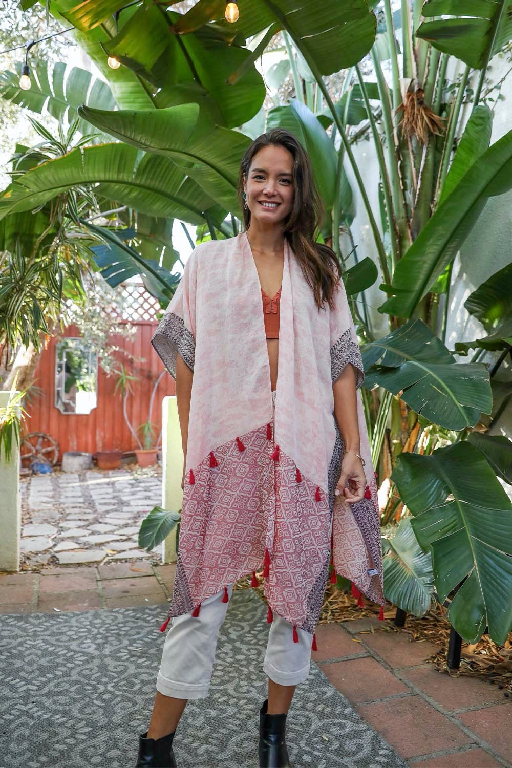 Tropical Leaves Draped Sleeve KimonoYou'll look absolutely stunning in this Tropical Leaves Draped Sleeve Kimono! Crafted from a blend of cotton and polyester, it's lightweight and comfortable to wear.AccessoriesEXPRESS WOMEN'S FASHIONPeriwinkle AetherTropical Leaves Draped Sleeve Kimono